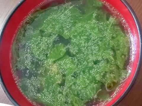 余った鶏皮で☆モロヘイヤのにんにくスープ